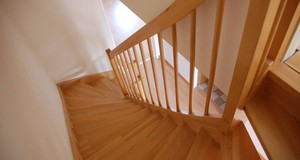 ¿Cuánto cuesta una escalera de madera?