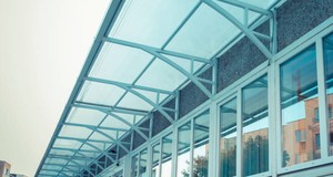 ¿Cuánto cuesta poner un techo de policarbonato? Precios en 2025