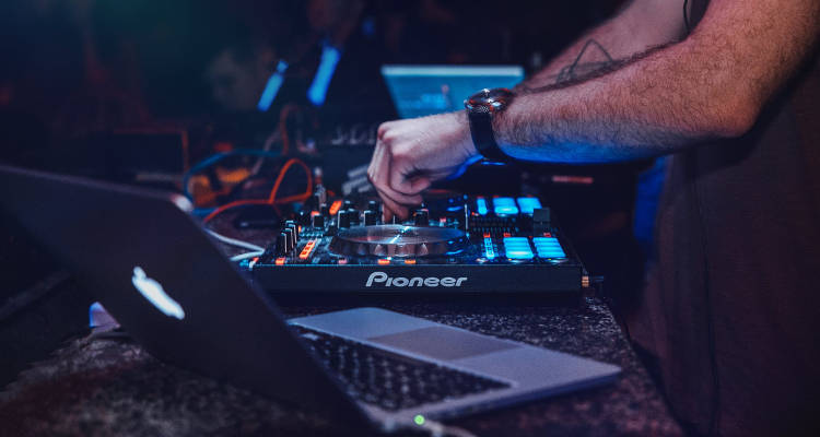 Cuánto cuesta contratar un DJ para fiestas y bodas