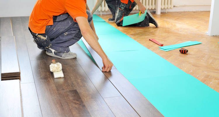 Instrucciones para colocar suelo laminado y aislamiento
