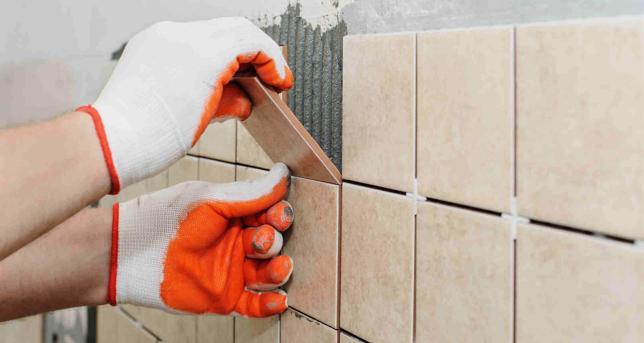 Poner azulejos en el baño
