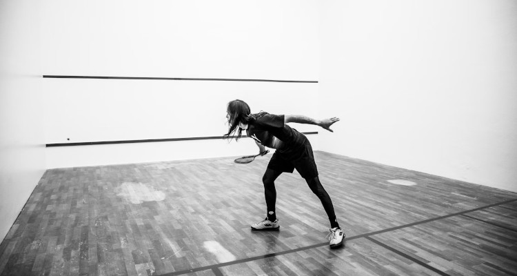 ¿Cuál es el precio de una clase de squash en España?