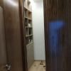 Vestidor con puerta corredera de suelo a techo en nogal