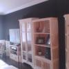 Salón negro con madera en blanco