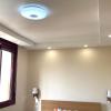 Habitación con decoración en techo todo el contorno y todo el contorno luz Led empotrado con lámparas de mesa en la pared es muy chula