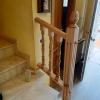 Escalera con balaustrada de madera