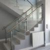 ESCALERA DE HORMIGOSO PULIDO Y BARANDILLA DE CRISTAL CON INOX