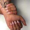 Manicura semipermanente con refuerzo y diseño de francesa
