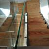 Trabajo de pintura una escalera de madera barnizada lateral de cristal el negro que se aprecia es madera pintada con  forja pavonado 