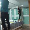 Instalación de falso techo desmontable y aislamiento con pladur y lana de roca en paredes de un sótano.