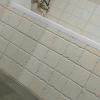 Un baño moderno con estilo antiguo 