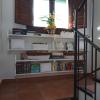 Detalle escalera con madera pino pintada.