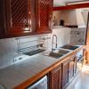 Cocina con placa de yeso revestido de azulejo. Puertas de madera. Electrodomésticos inox