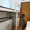 Aprovechamiento completo de habitación pequeña de 2x3, con cama, muebles, perchero, y mesa de trabajo.