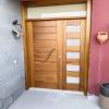 Puerta de madera Principal con cristales laterales