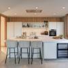 diseño decorativo de una cocina, añadiendo toques arquitectócnicos y decorativos a una cocina ya prediseñada