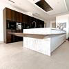 Cocina con mesa volada