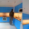 Renovación de cocina: pintura en color blanco para un ambiente más luminoso y moderno.