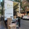 Mudanza en Madrid con operario descargando cajas del camión, asegurando un traslado ordenado y cuidadoso.