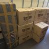 Mudanza en Madrid con cajas etiquetadas y mobiliario protegido con mantas y flejado en el interior del camión.