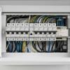 Cuadro eléctrico doméstico con protecciones y ordenado.
