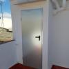 colocación de puerta de trastero en terraza