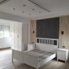 Colocación papel pintado y decoración con palilleria de madera